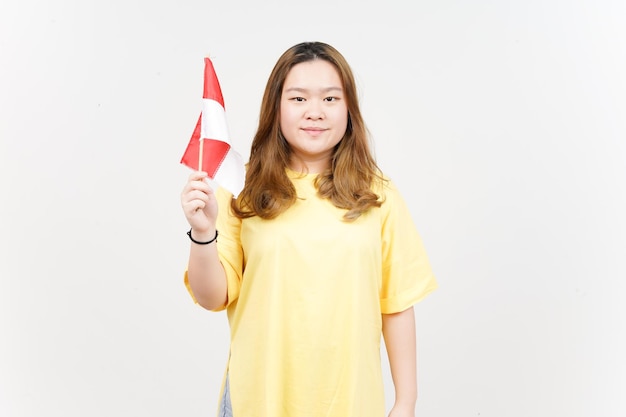 Tenant le drapeau indonésien Indépendance de l'Indonésie de la belle femme asiatique portant un T-shirt jaune