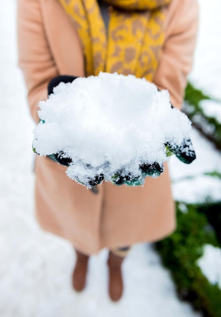 Tenant de la neige blanche à portée de main. Saison d'hiver pendant les vacances de Noël et les vacances.