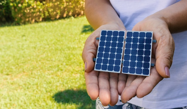 Tenant le panneau photovoltaïque d'énergie solaire