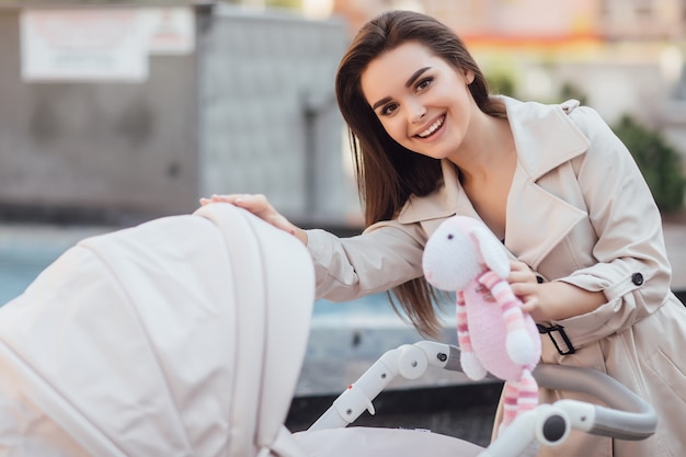 tenant une poussette marchant avec bébé beau temps pour marcher mode de vie sain