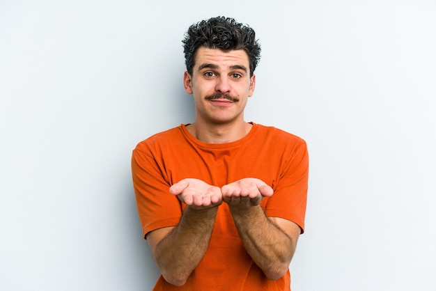 Tenant quelque chose avec des paumes offrant à la caméra