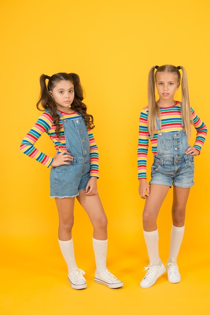 Tendance et fantaisie Boutique de mode Accessoire indispensable Couleurs vives Mode moderne Mode enfantine Cheveux longs pour filles Tenues identiques pour enfants mignons Petites filles portant des vêtements arc-en-ciel Tenues assorties