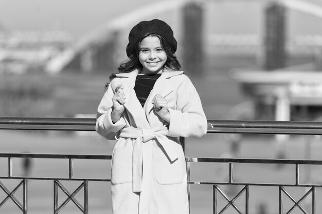 Tendance à la française Marche détendue et insouciante Bienfaits pour la santé de la marche Fille adorable enfant marche arrière-plan défocalisé