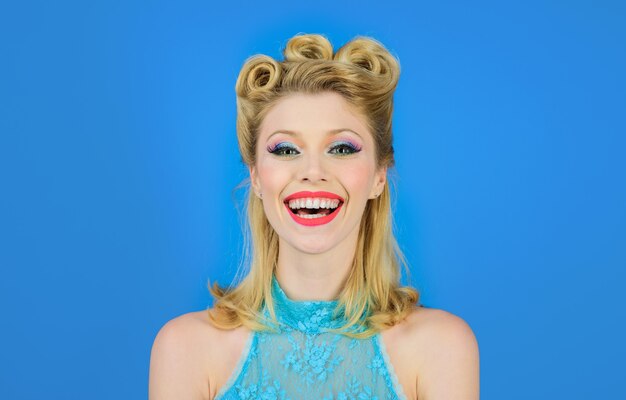 Tendances de beauté femme rétro maquillage et coiffure parfaits souriant à la mode pin-up lèvres rouges