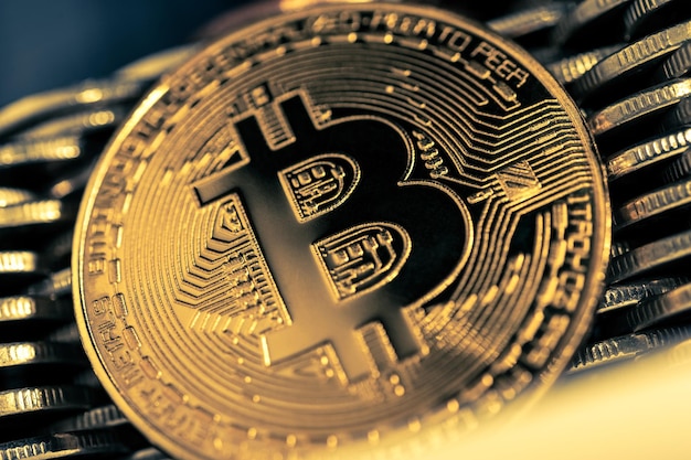 Tendances de l'économie monnaie numérique virtuelle et concept commercial d'investissement financier. Bitcoin sur le fond du mur de pièces de monnaie. Contexte financier abstrait de crypto-monnaie.