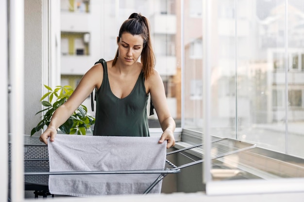 Étendre du linge sur le balcon