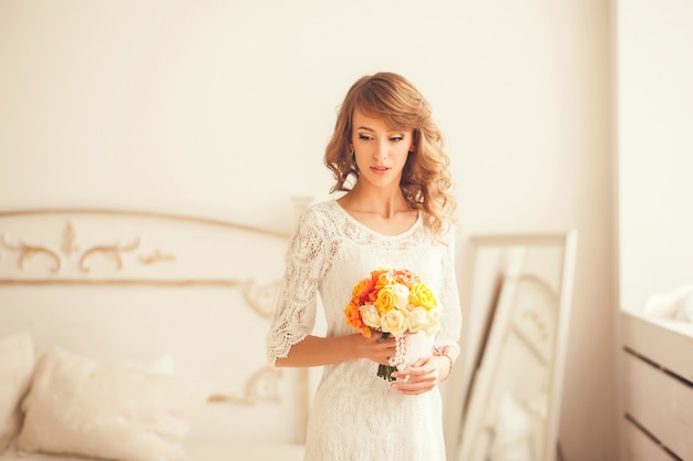 Tendre fille avec un bouquet