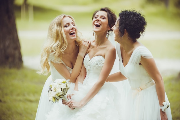 Photo tendre mariée avec demoiselles d'honneur le jour du mariage