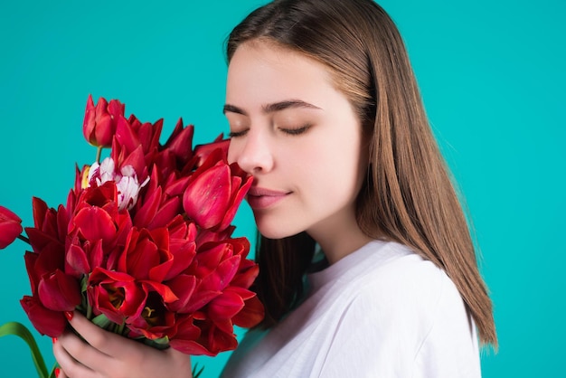 Tendresse et beauté beauté fille avec tulipe belle femme sensuelle tenir bouquet de tulipes studio p