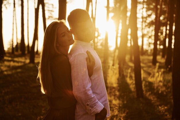 Tendresse et bonheur Le couple est à l'extérieur dans la forêt pendant la journée