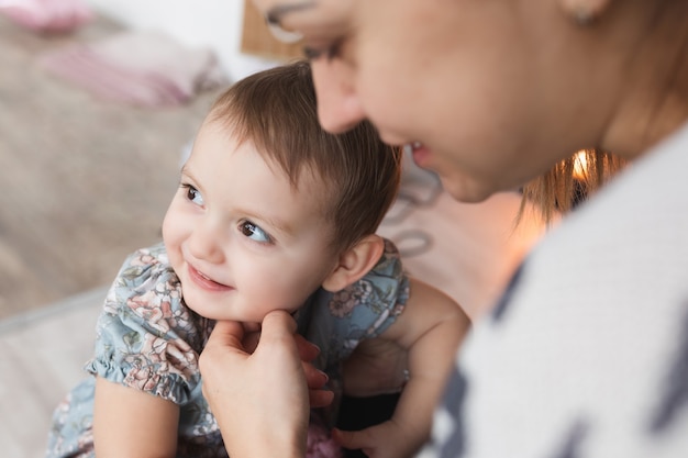 tendresse dans la relation de maman et fille 1 an concept d'importance et psychologie de la relation