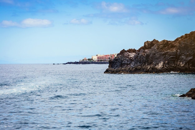 Tenerife Canaries Espagne vue sur la magnifique côte de l'océan Atlantique avec des rochers et des pierres