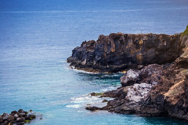 Tenerife Canaries Espagne vue sur la magnifique côte de l'océan Atlantique avec des rochers et des pierres