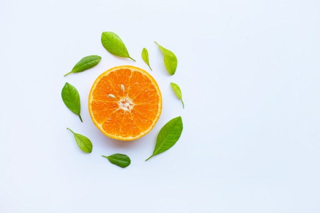 Teneur élevée en vitamine C. Agrumes orange frais avec des feuilles isolées sur blanc.