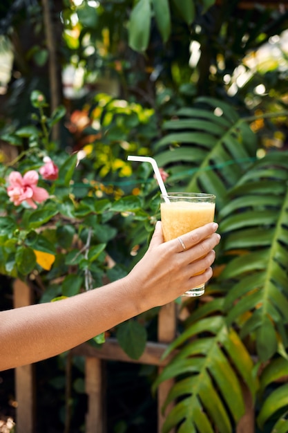 Tenez la main Cocktail de smoothie à l'ananas sain. Jus détox