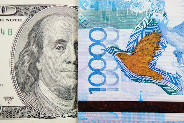 Tenge. Argent et dollars kazakhs. Contexte de l'argent.