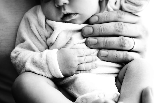 Tenir bébé en noir et blanc. photo de haute qualité