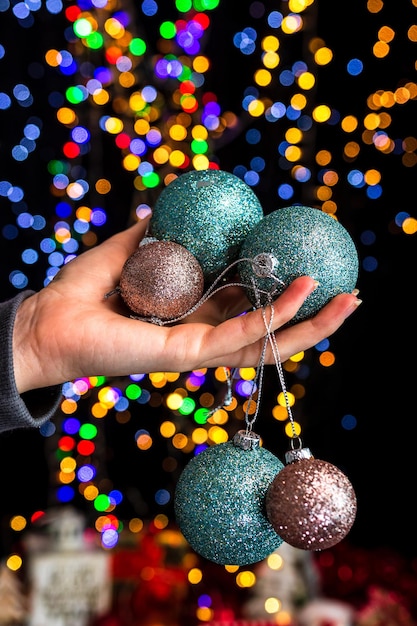 Tenir la décoration de Noël sur fond de lumières bokeh