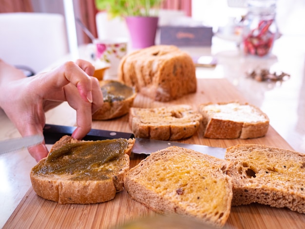 Tenir Du Pain Pour Appliquer La Crème Pour Le Petit-déjeuner Le Matin.