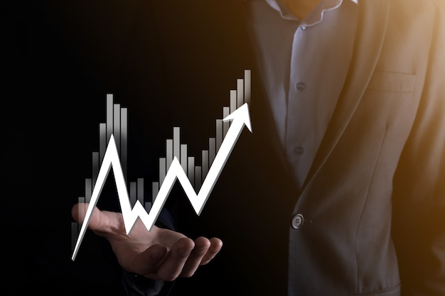 Tenir à la main les données de vente et le graphique graphique de la croissance économique. Planification et stratégie d'entreprise. Analyser les échanges d'échange. Financier et bancaire. Marketing numérique de la technologie. Plan de profit et de croissance.