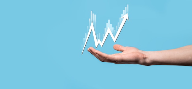 Tenir à la main les données de vente et le graphique graphique de la croissance économique. Planification et stratégie d'entreprise. Analyser les échanges d'échange. Financier et bancaire. Marketing numérique de la technologie. Plan de profit et de croissance.