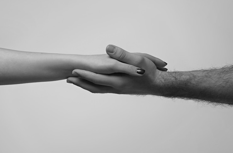Photo tenir la main de près donner une main d'aide geste d'aide de sauvetage ou mains relations de salut main de soutien geste de main d'aider signe d'aide et d'espoir armement d'aide charité