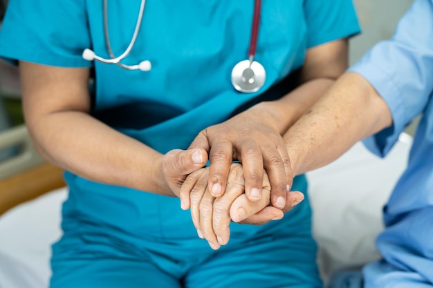 Tenir les mains Asiatique aînée ou âgée vieille dame femme patient avec l'amour soins encourager et l'empathie au service d'hôpital de soins infirmiers sain concept médical fort