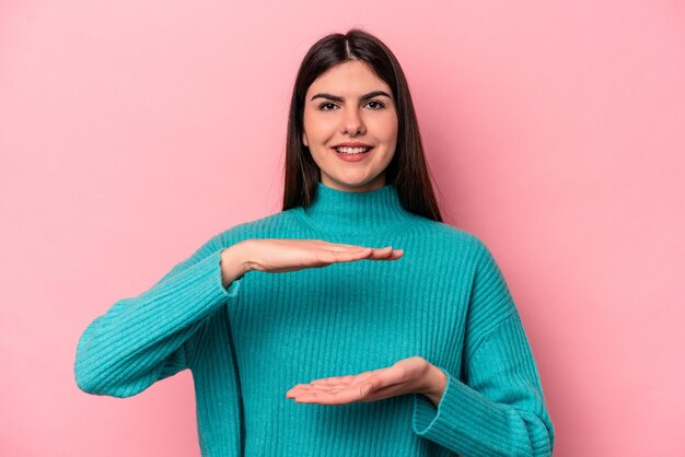 Tenir quelque chose avec les deux mains présentation du produit