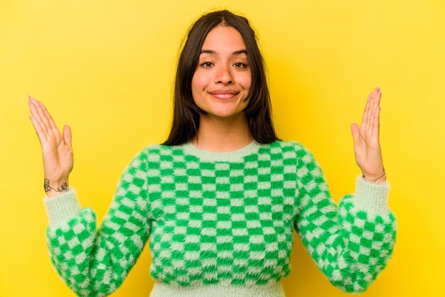 Tenir quelque chose de petit avec les index souriants et confiants