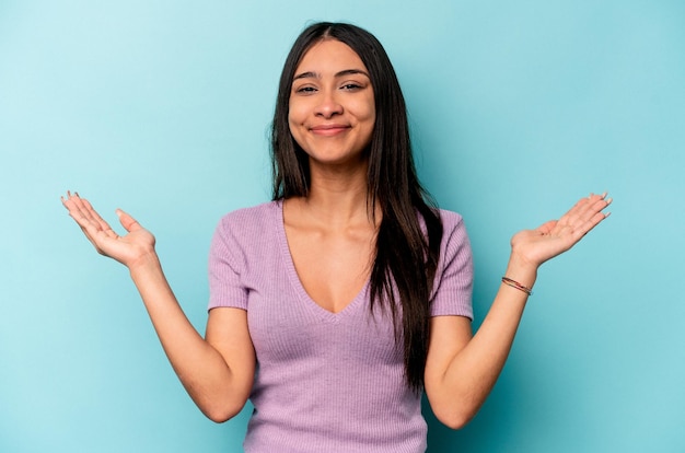 Tenir quelque chose de petit avec les index souriants et confiants