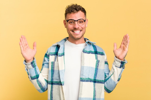 Tenir quelque chose de petit avec les index souriants et confiants