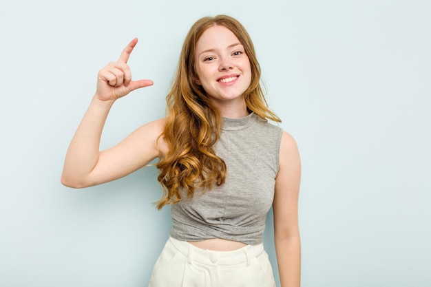 Tenir quelque chose de petit avec les index souriants et confiants