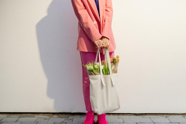 Tenir un sac fourre-tout avec des fleurs