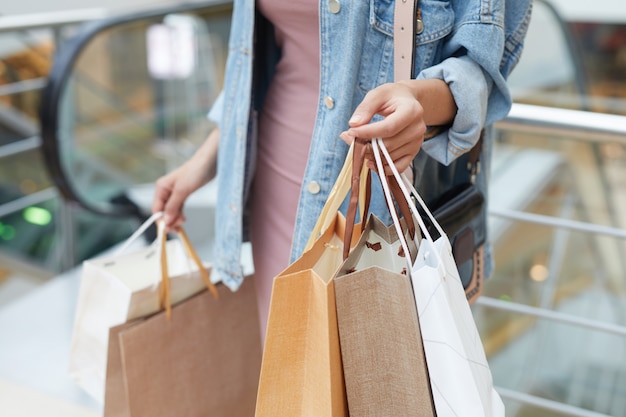 Tenir des sacs à provisions