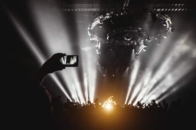 Tenir un smartphone et photographier un concert