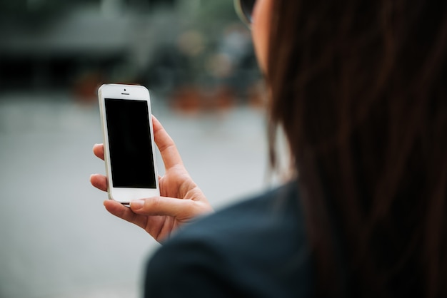 Tenir le téléphone avec un écran vide