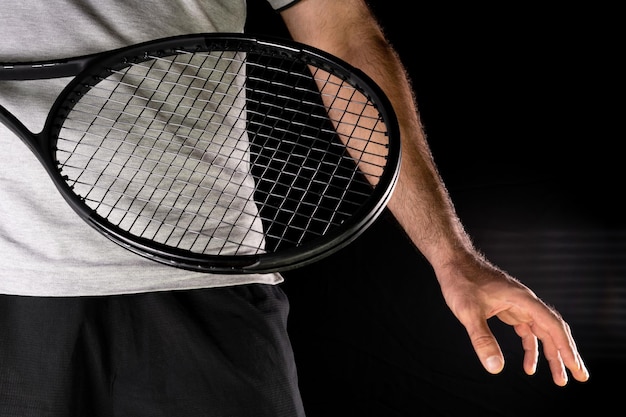 Photo tennisman tenant une raquette de tennis