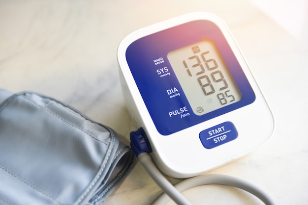 Tensiomètre numérique sur table en bois, tonomètre électronique médical vérifier la pression artérielle