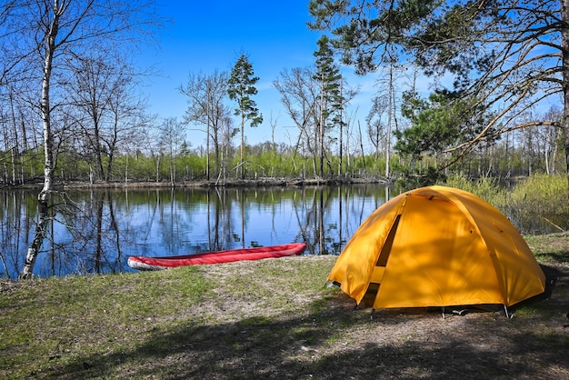 Une tente au bord de la rivière