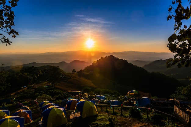 Tente au coucher du soleil avec vue sur les montagnes