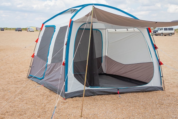 Tente de camping au bord de la mer. Vacances d'été en mer ou dans la nature. Loisirs de plein air sauvages.