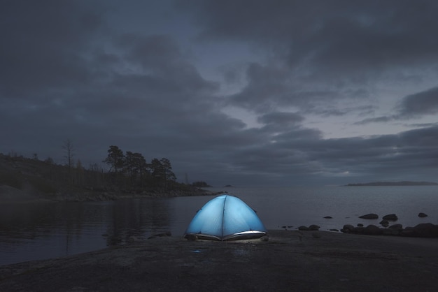 Tente de camping illuminée contre un beau ciel