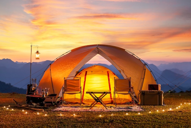 Tente en camping à Mon Kalakojo avec vue sur les étoiles et les montagnes Tak Nord de la Thaïlande Tak