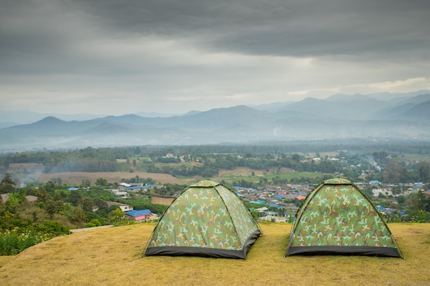 Tente de camping sur la montagne à Pai, Thaïlande