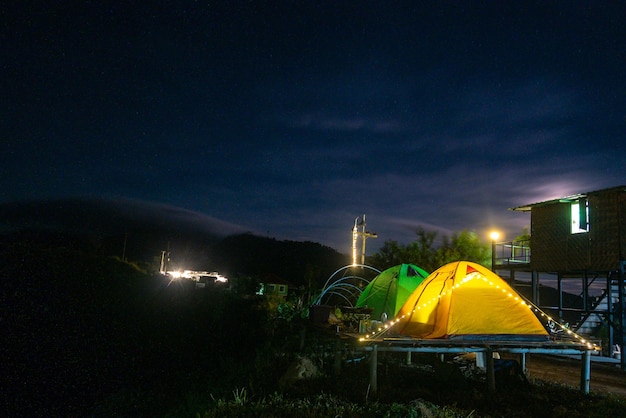 Tente de camping la nuit dans la forêt