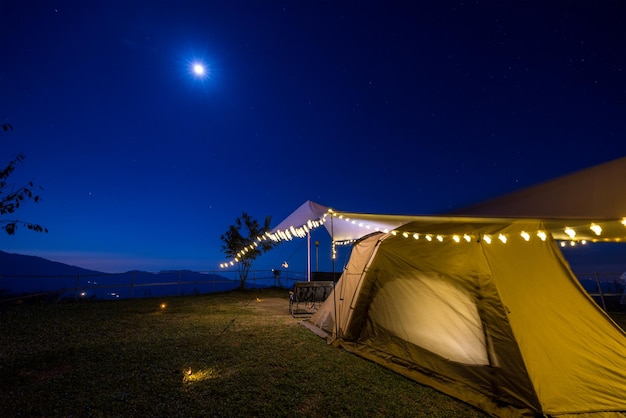 Tente de camping en plein air avec bâche ou drap de mouche sur la montagne