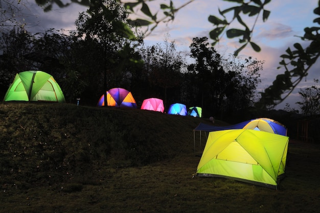 Tente de camping pour l'été le matin