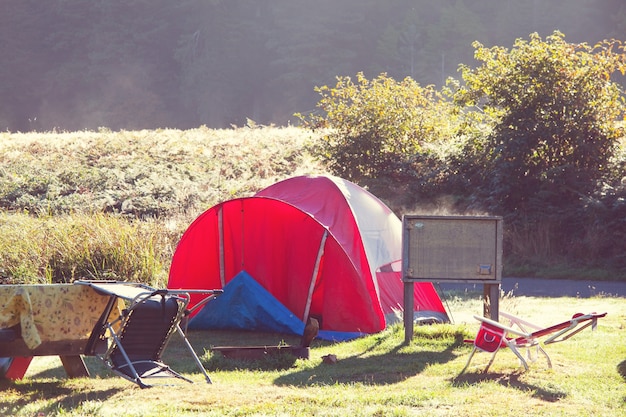 Tente en camping. Site de loisirs.