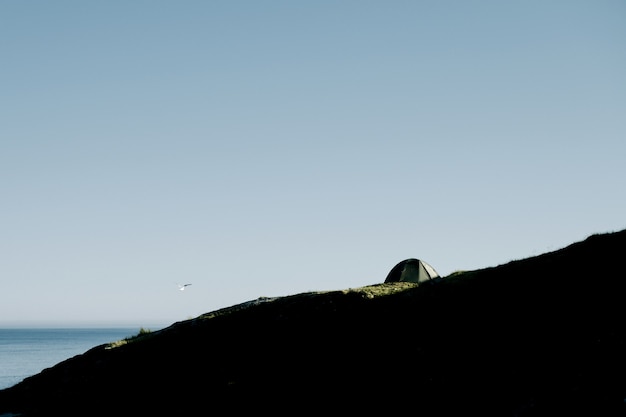 Tente sur la crête de la montagne au-dessus de la Norvège