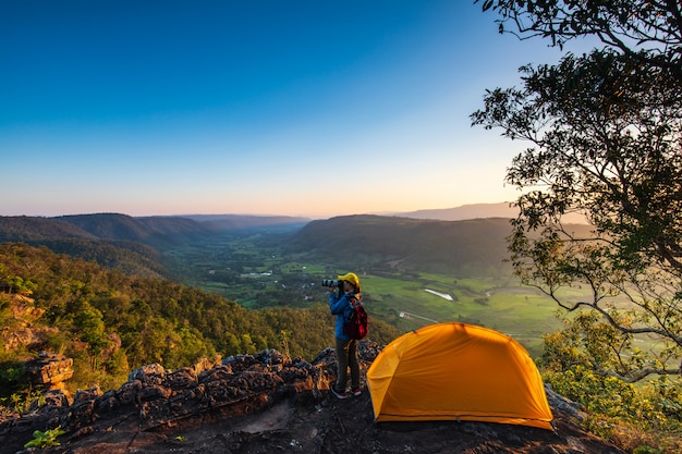 Tente debout au sommet de la montagne